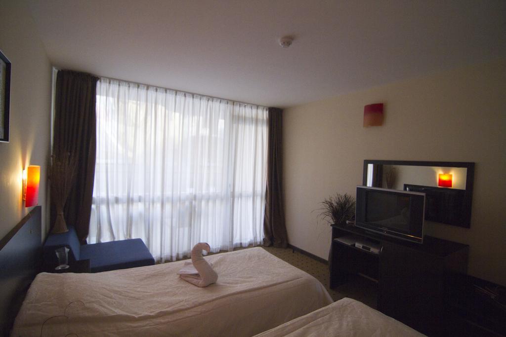 Tropics Hotel Sveti Vlas Bagian luar foto